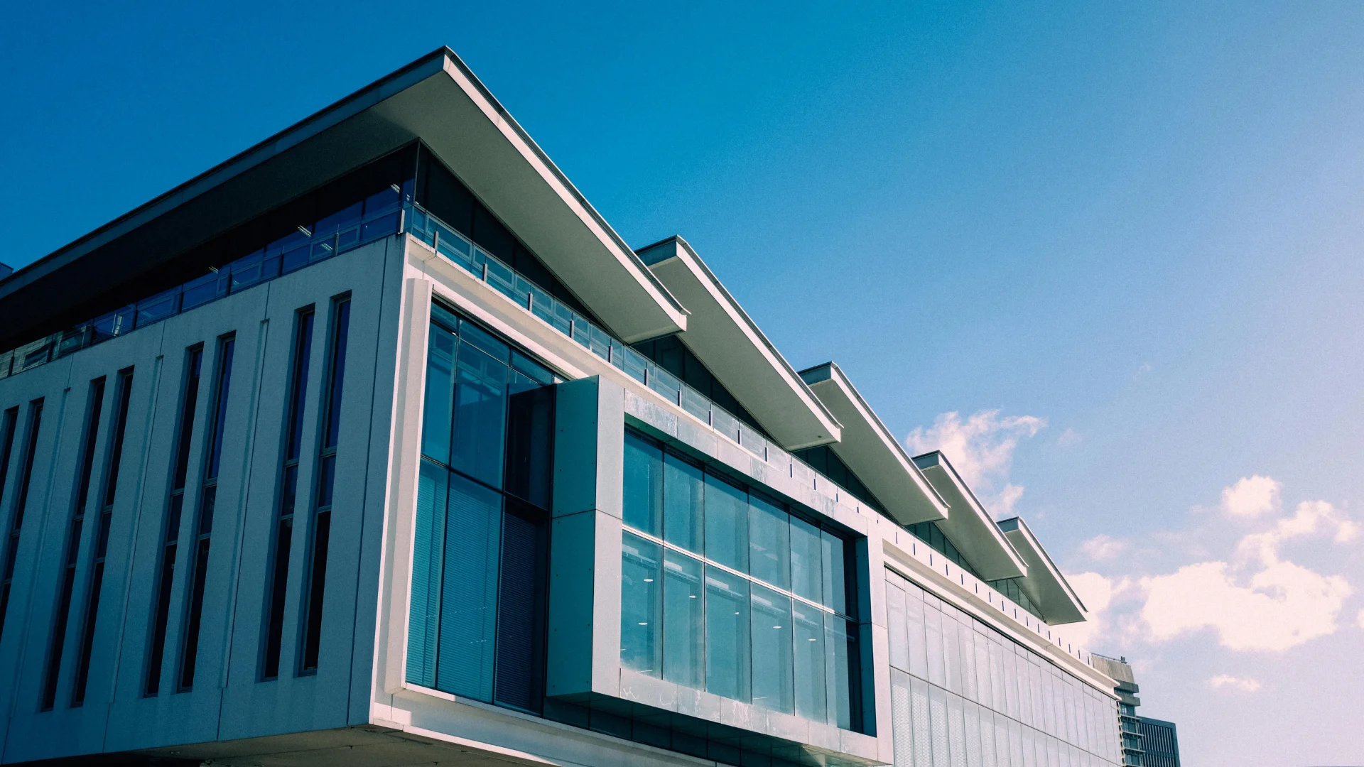 can you pressure wash windows